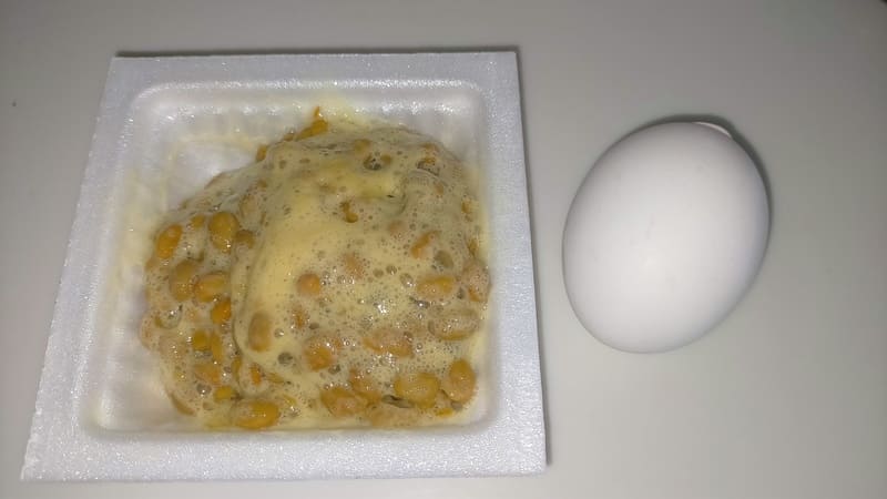 納豆に卵を加える
