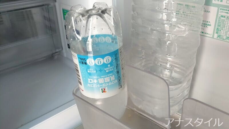 ペットボトルを逆さにする