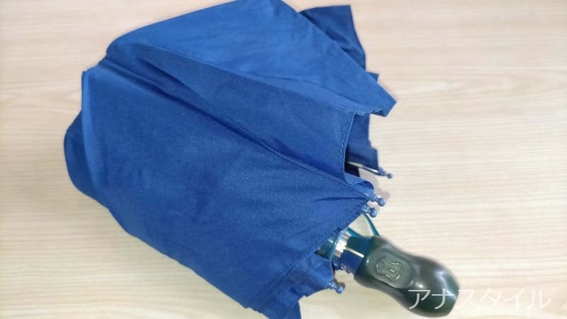 少し開いた折りたたみ傘