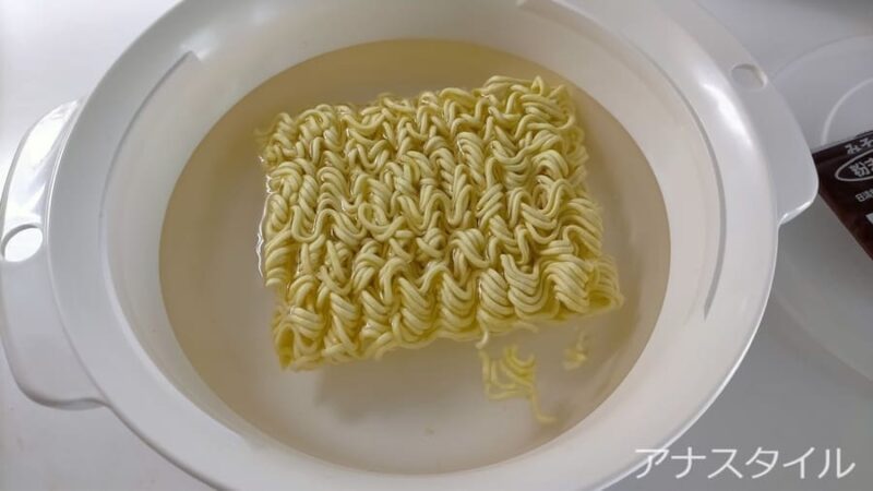 麺と水