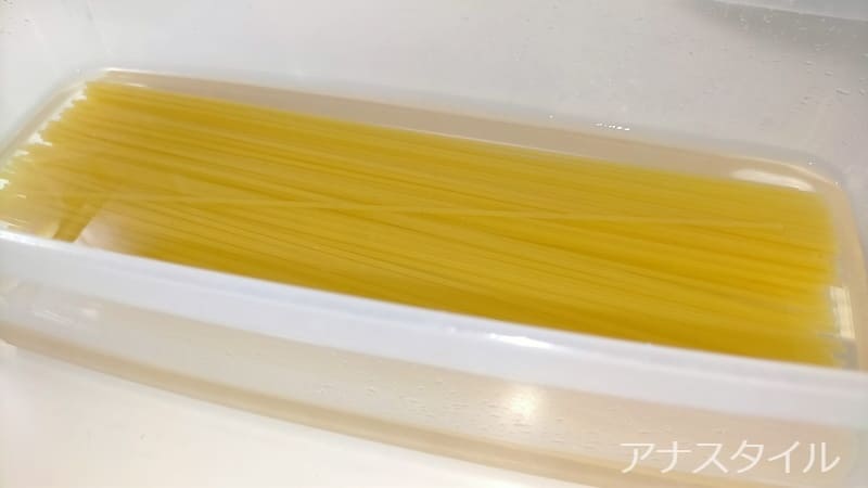 レンジ容器にパスタと水を入れた様子